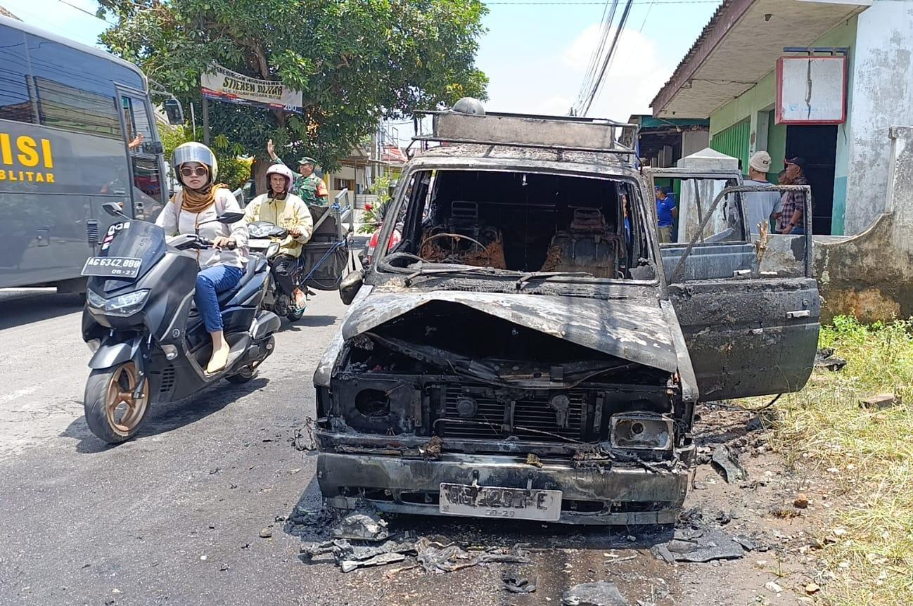 mobil-terbakar-di-Jl-Raya-Kelurahan-Satreyan-Kecamatan-Kanigoro-Kabupaten-Blitar-Selasa.jpg