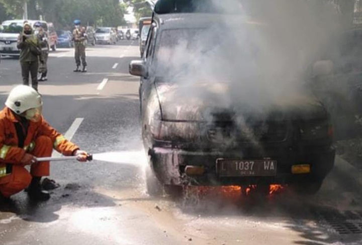 mobil-toyota-kijang-terbakar-di-jalan-kusuma-bangsa-surabaya.jpg