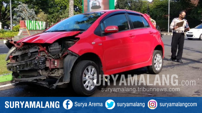 mobil-toyota-yaris-nopol-n-1649-dn-menabrak-pembatas-jalan-di-depan-gereja-ijen-kota-malang.jpg