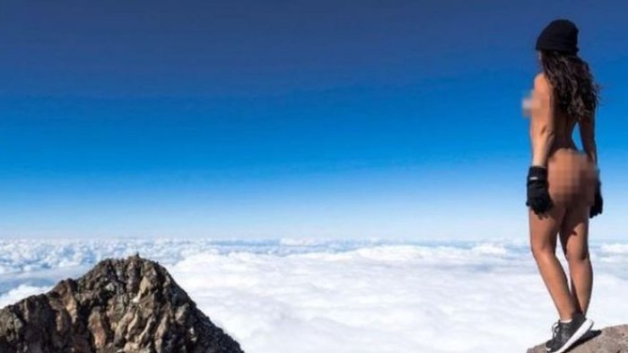 model-playboy-foto-bugil-di-atas-gunung-di-selandia-baru_20170505_000937.jpg