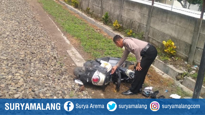 motor-honda-scoopy-tergeletak-di-pinggir-rel-setelah-tertabrak-kereta-di-sidoarjo.jpg