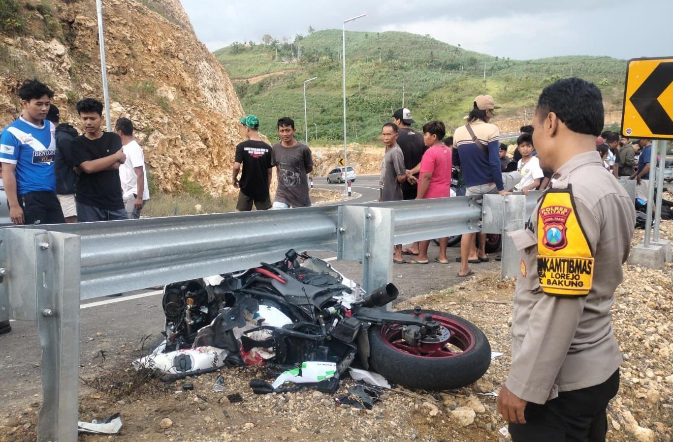 motor-korban-hancur-setelah-menabrak-besi-pembatas-pinggir-jalan-di-JLS-Blitar.jpg