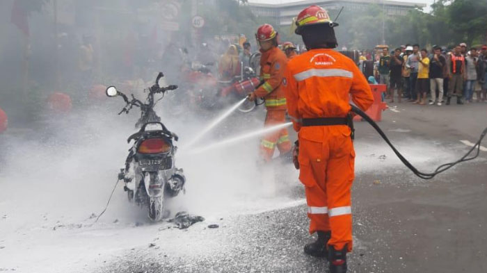 Diduga Korsleting Listrik, Motor Matik Terbakar di Surabaya
