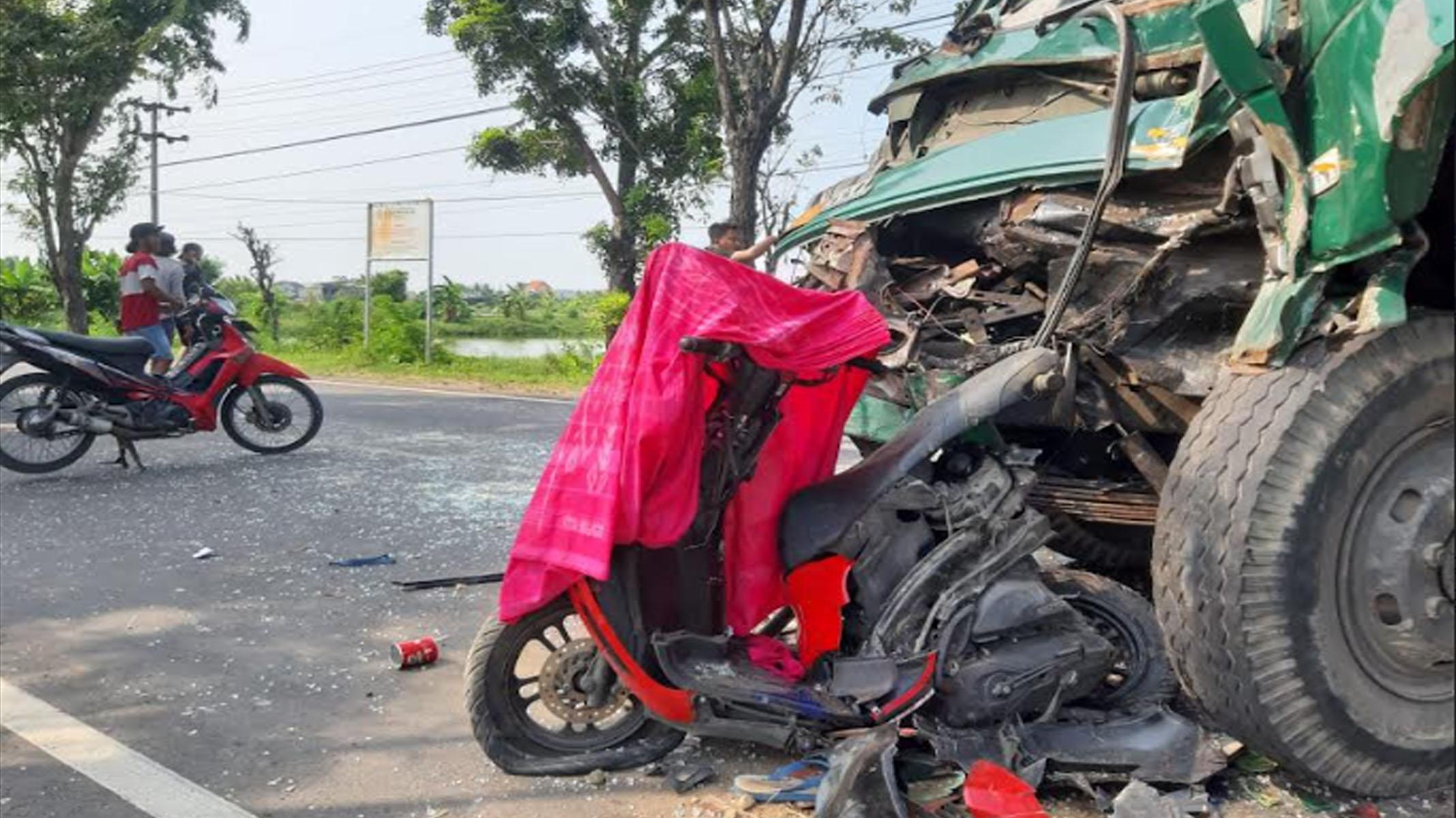 Kecelakaan Maut Motor Digencet 2 Truk di Jalur Pantura Gresik, 2 Meninggal Termasuk Bocah 12 Tahun