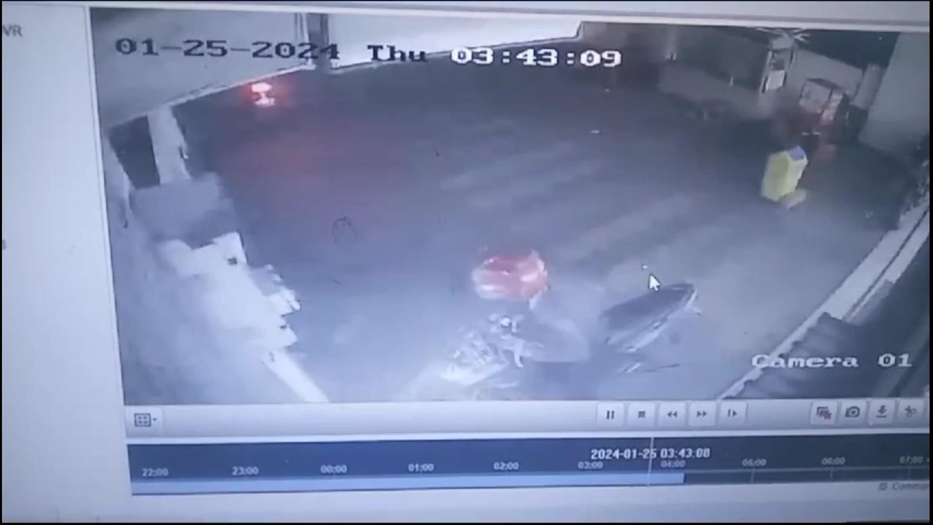 Aksi Maling Terekam CCTV saat Curi Honda Beat Karyawan Minimarket di Kota Mojokerto