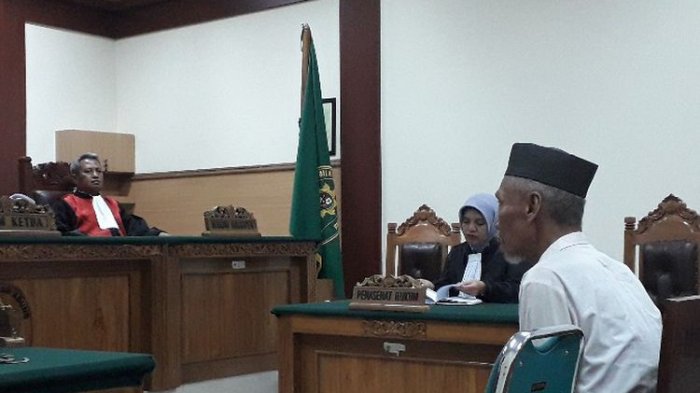 muhtar-effendi-alias-pendi-60-terdakwa-pembunuhan-istri-dan-dua-anak-tirinya-di-pn-tangerang_20180702_170650.jpg