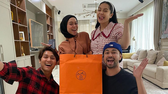 nagita-slavina-senang-sekaligus-tersindir-dapat-hadiah-dari-rizky-billar-dan-lesti-kejora.jpg