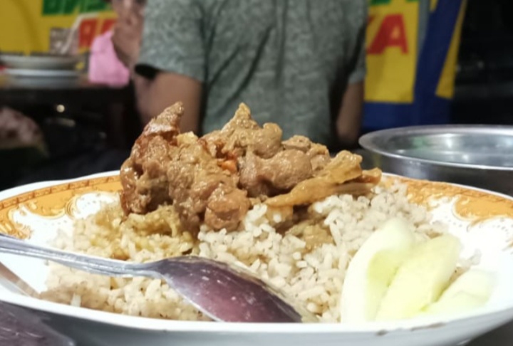 nasi-kebuli-menjadi-menu-favorit-bagi-pecinta-kuliner-di-kawasan-ampel-surabaya.jpg