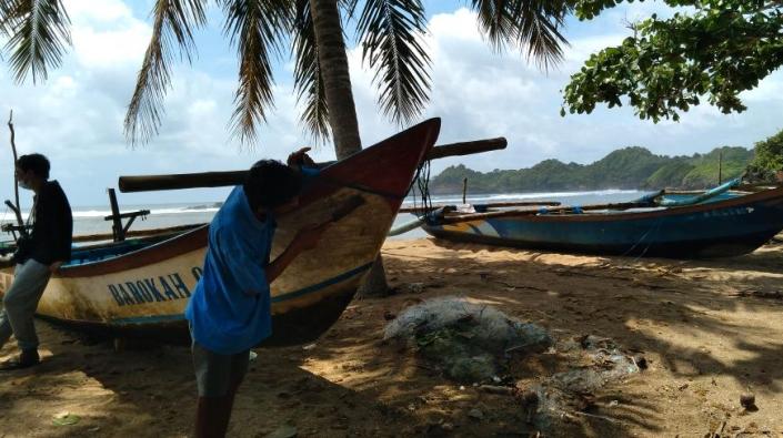 nelayan-di-pantai-kondangmerak-desa-sumberbening-kecamatan-gedangan-kabupaten-malang.jpg