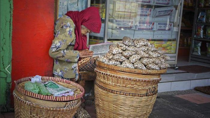 nenek-ro-masih-sempat-membaca-alquran-saat-berjualan_20160616_182836.jpg