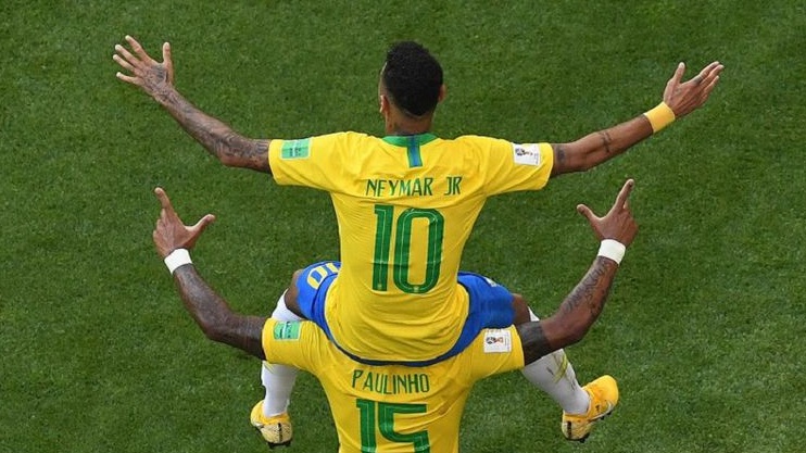 neymar-dan-paulinho-merayakan-gol-brasil-ke-gawang-meksiko_20180702_225922.jpg