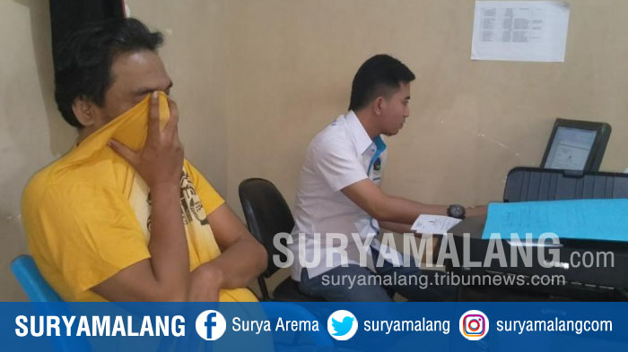 oknum-pns-dinas-kominfo-bangkalan-berinisial-sr-setelah-ditangkap-anggota-polres-bangkalan_20180808_162241.jpg