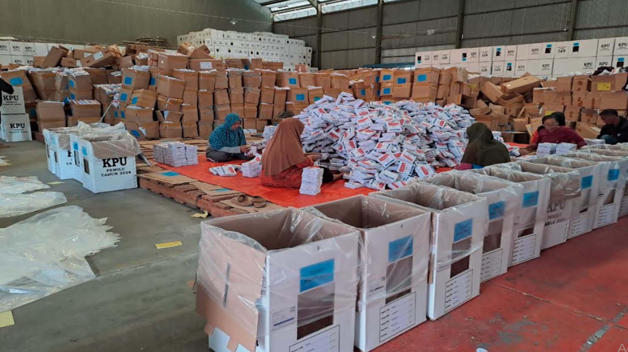 packing-logistik-Pemilu-2024-di-pakisaji-malang.jpg