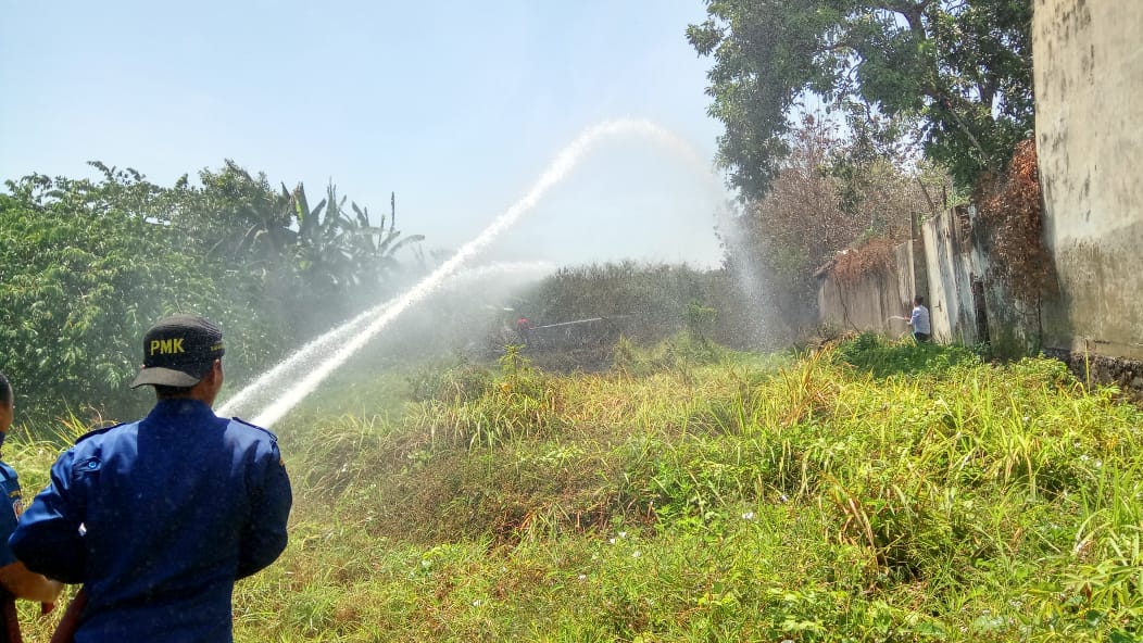 padamkan-api-bakar-lahan-di-mojokerto_20180910_131803.jpg