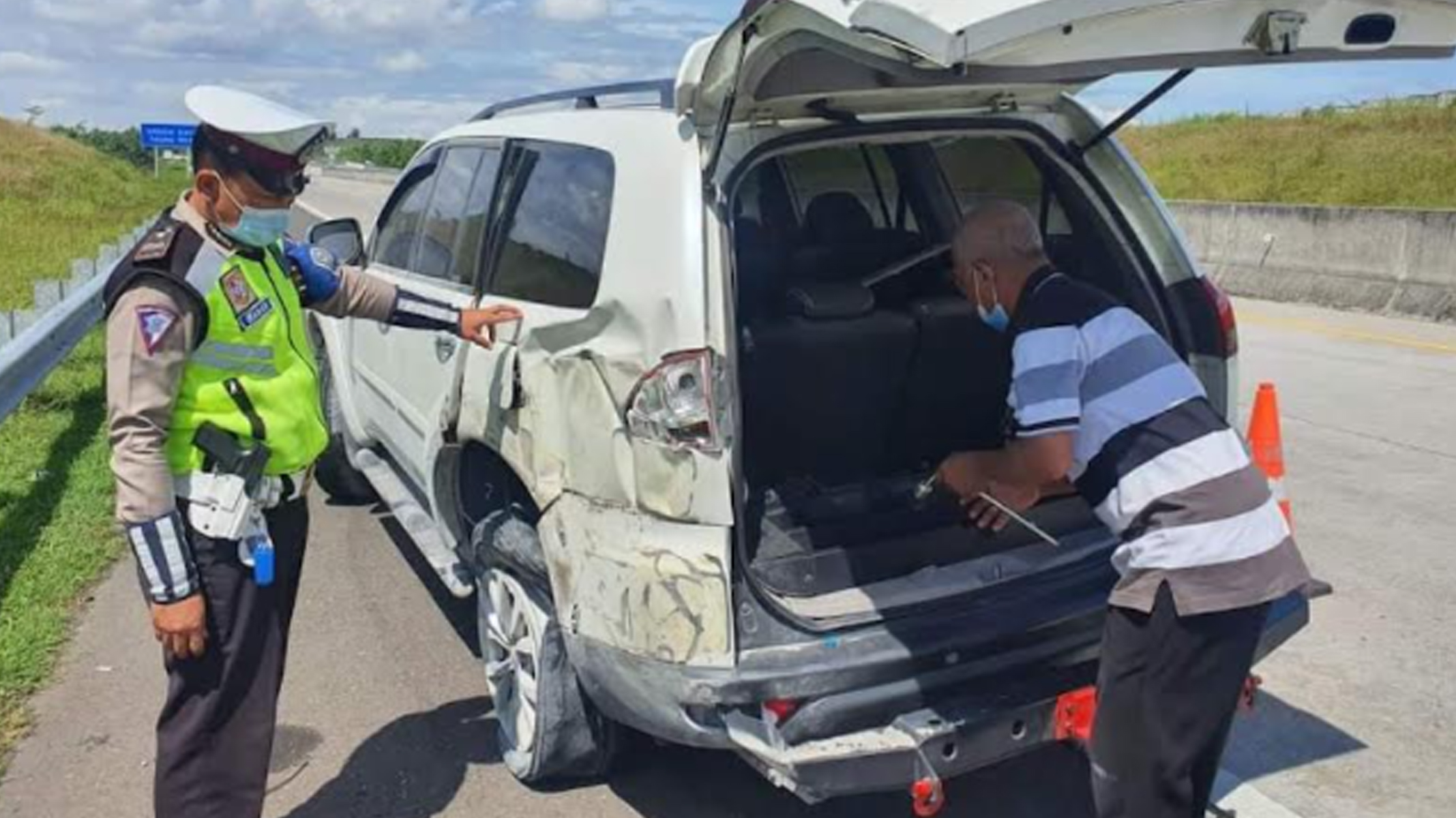 Ban Meletus, Pajero Hantam Pembatas Tengah Jalan Tol Kertosono-Caruban