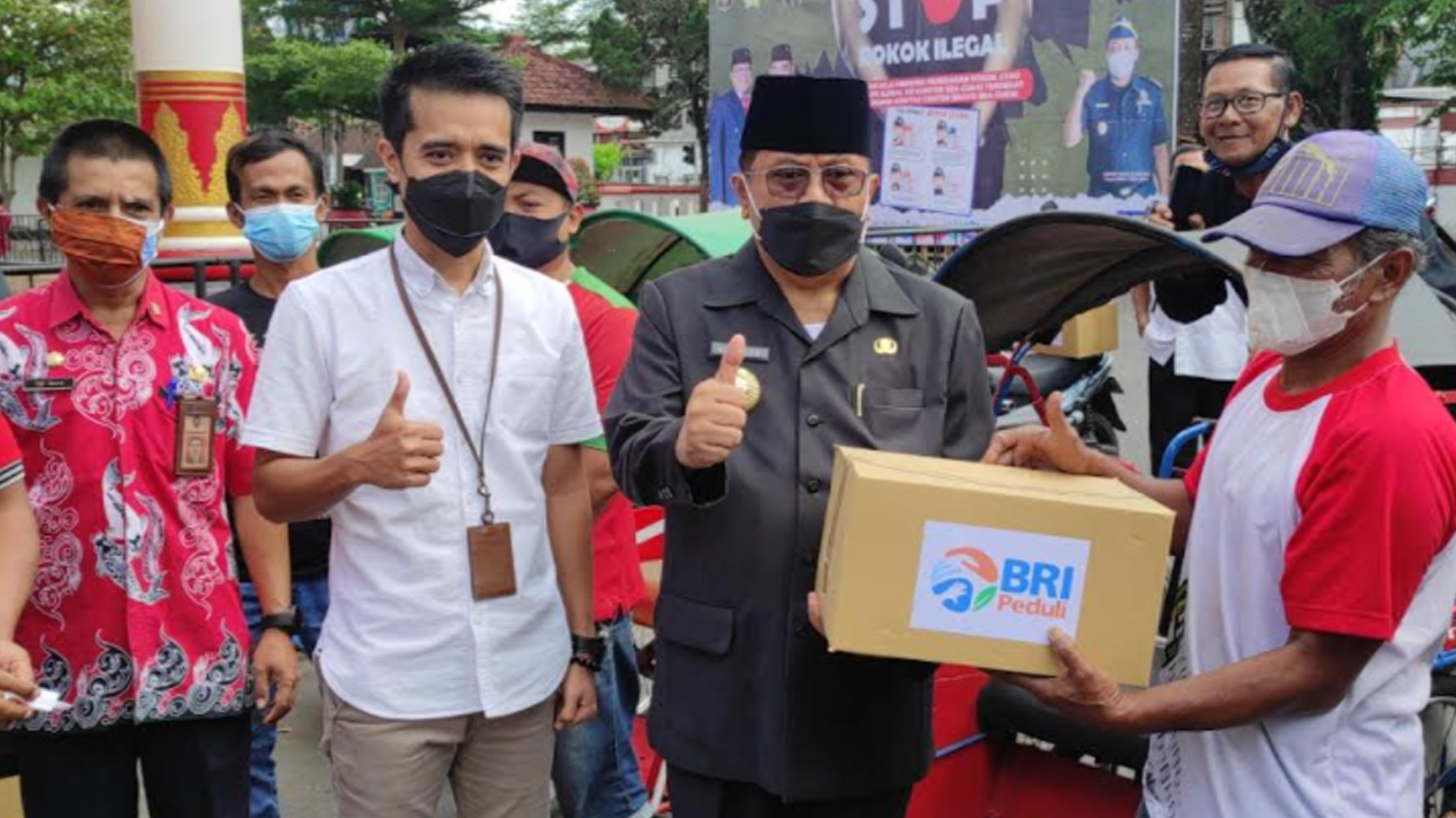 Pemkot Blitar Salurkan 150 Paket Bantuan ke Tukang Becak dan Pedagang di Wisata Makam Bung Karno