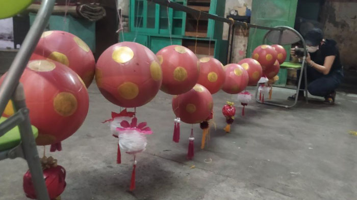 pameran-lampion-untuk-memeriahkan-momentum-imlek-di-jalan-tambak-bayan-surabaya.jpg