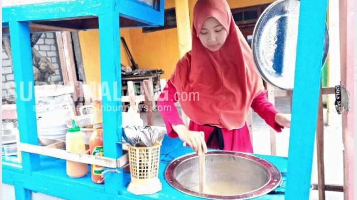 Pulang Kampung Akibat Pandemi Covid-19, Mahasiswi Yogyakarta Ini Pilih Jualan Mi Ayam di Gresik