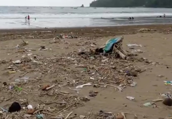 Kondisi Pantai Gemah Selama PPKM Level 4 Tulungagung: Sepi dan Kotor