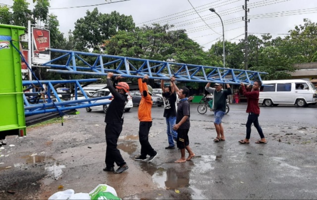 papan-reklame-roboh-di-pertigaan-surya-gemilang-desa-beji-kecamatan-jenu-tuban.jpg
