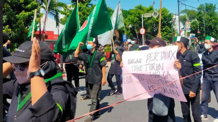 para-mahasiswa-jalan-mundur-menuju-ke-gedung-dprd-kota-blitar-senin-1142022.jpg