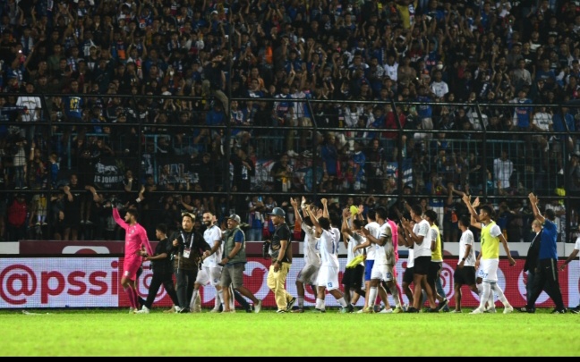 para-pemain-arema-fc-memberikan-salam-kepada-aremania.jpg