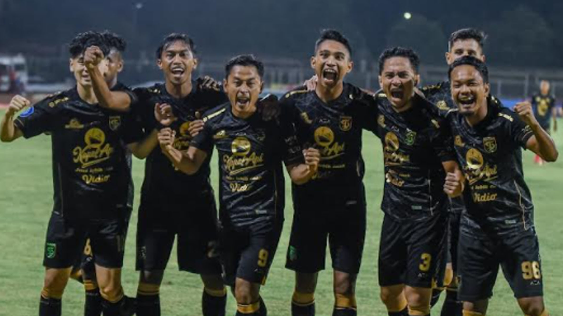 para-pemain-persebaya-merayakan-gol.jpg