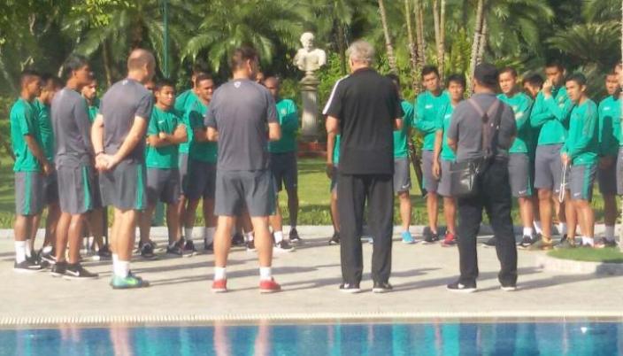 para-pemain-timnas-indonesia-berlatih-ringan-di-halaman-hotel-jelang-laga-kontra-vietnam_20161207_104552.jpg