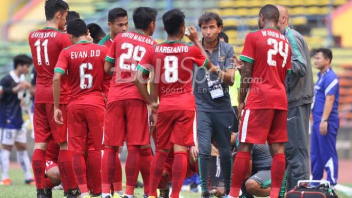 para-pemain-timnas-u-22-indonesia-menjalani-water-break-saat-pertandingan-versus-kamboja_20170824_173923.jpg