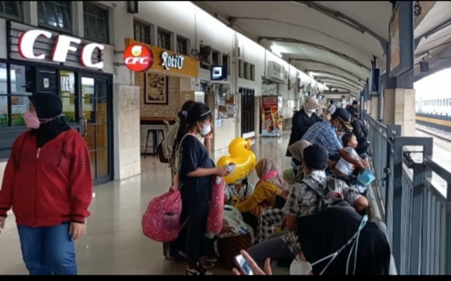 para-penumpang-sedang-menunggu-kedatangan-kereta-api-di-stasiun-ka-malang.jpg