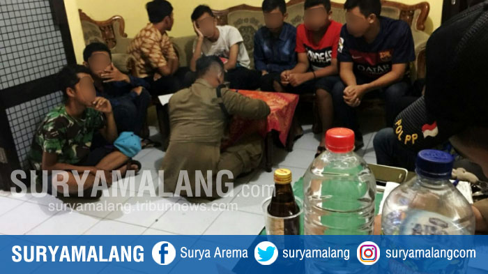 para-remaja-yang-ditangkap-satpol-pp-karena-pesta-miras-di-mojokerto_20180402_212913.jpg