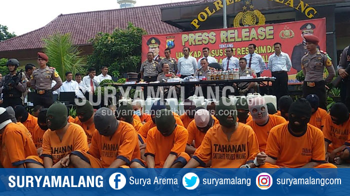 para-tersangka-yang-terjaring-operasi-pekat-polres-malang-senin-562017_20170605_185240.jpg