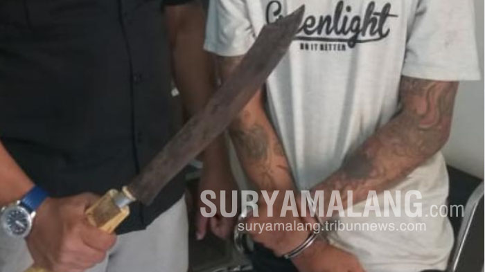 parang-yang-dibawa-m-ilham-sanusi-di-jalan-keputih-tinja-ii-surabaya.jpg