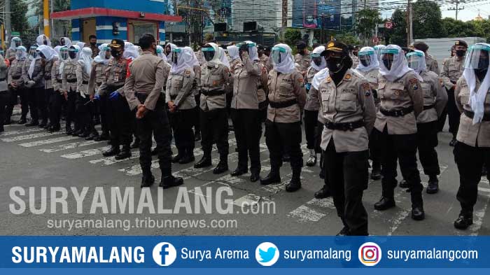 pasukan-asmaul-husna-menjaga-aksi-demo-di-jalan-semeru-dan-jalan-kahuripan-kota-malang.jpg