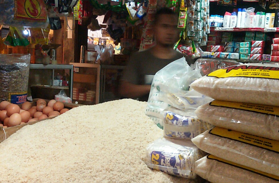 pedagang-beras-di-pasar-besar-kepanjen-malang-rabu-952018_20180509_235919.jpg