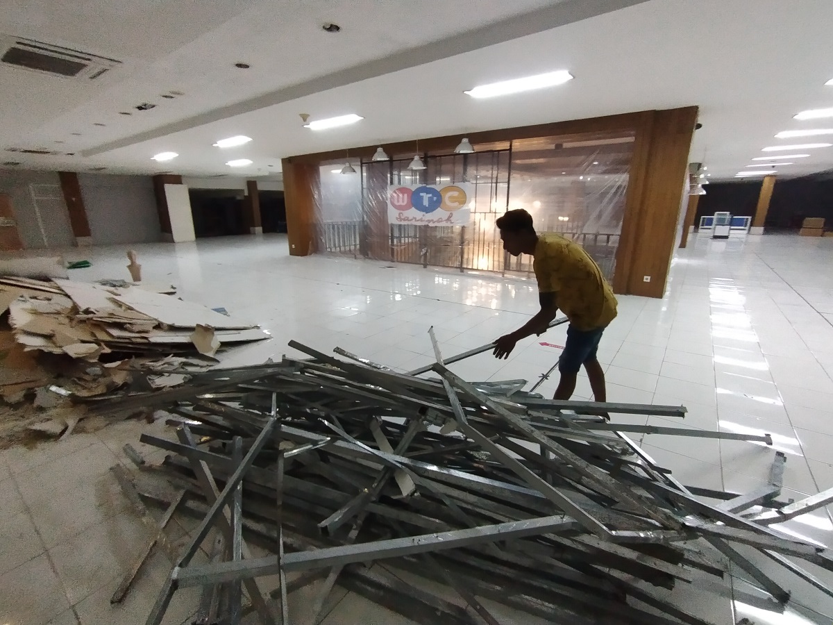 pekerja-di-lantai-dua-sarinah-sedang-merapikan-aluminium.jpg