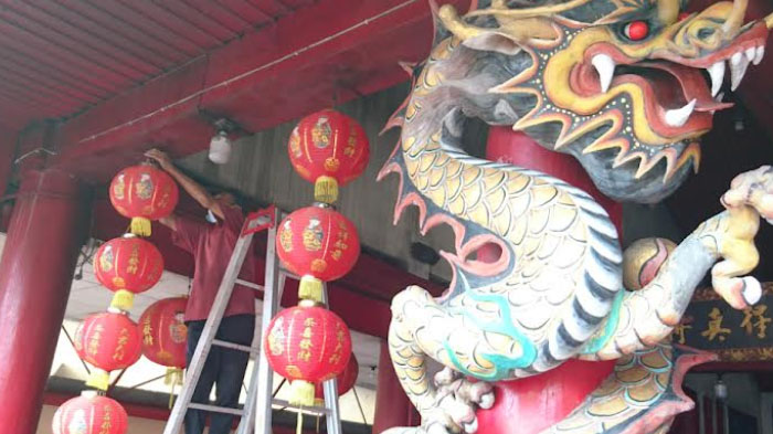pekerja-memasang-lampion-di-klenteng-tjoe-tik-kiong-tulungagung-sabtu-2212022.jpg