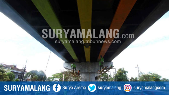 pekerja-mengecat-bagian-bawah-fly-over-arjosari-di-jalan-a-yani-kota-malang_20170728_193441.jpg