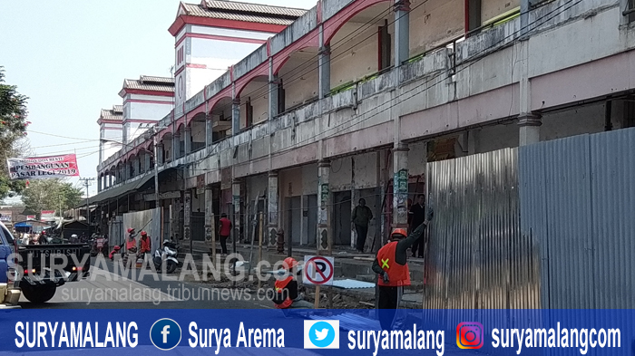 pekerja-sudah-memasang-pagar-keliling-di-lokasi-pembangunan-pasar-legi-jumat-2672019.jpg