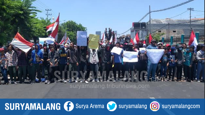 pelajar-ikut-demo-di-surabaya.jpg