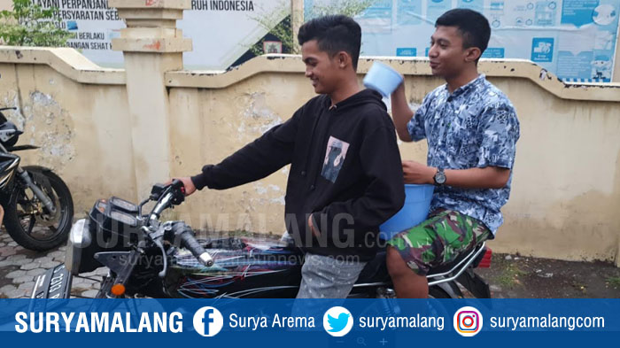 pelajar-mandi-di-atas-motor.jpg