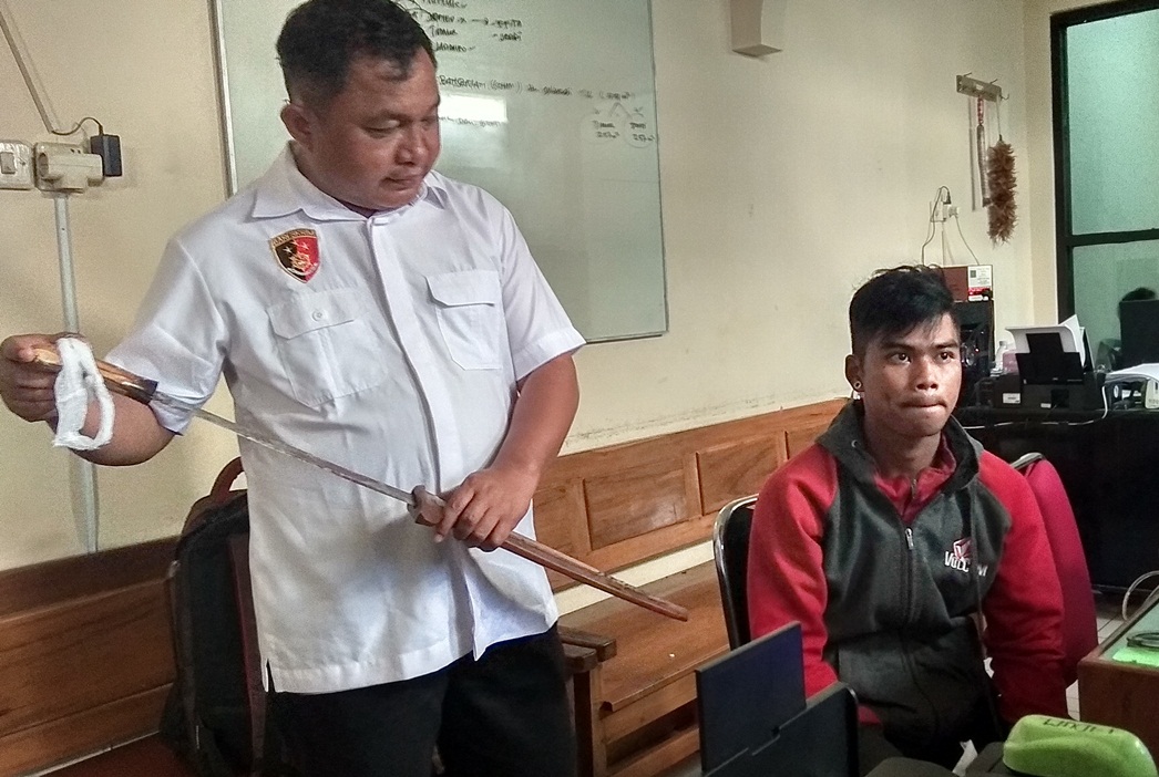 Pemuda Di Blitar Tega Membacok Kakaknya Karena Sakit Hati, Dituduh Berhubungan Dengan Ibunya