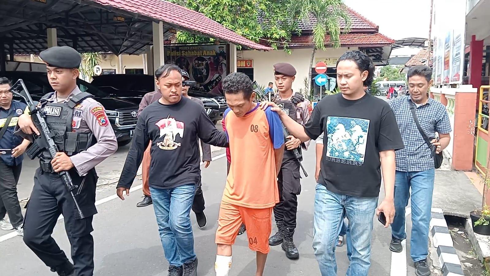 pelaku-mutilasi-Eko-Fitrianto-diborgol-saat-digelandang-ke-Kantor-Satreskrim-Polres-Jombang.jpg