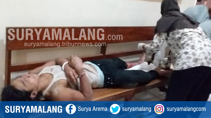 pelaku-pembacokan-terhadap-ibu-kandung-saat-diamankan-di-polsek-ponggok-blitar.jpg
