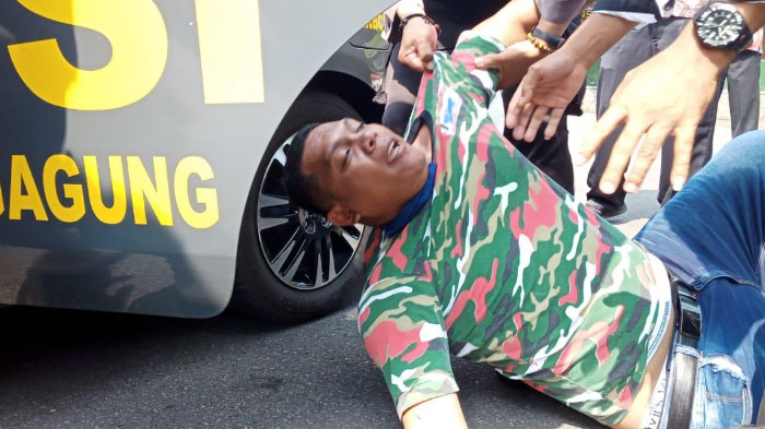 Setelah Halangi Mobil Bupati Tulungagung, Pria Ini Malah Tidur di Kantor Polisi