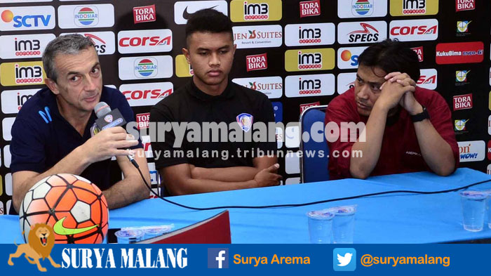 pelatih-arema-cronus-milomir-seslija-didampingi-junda-irawan-dalam-konferensi-pers_20161124_164656.jpg