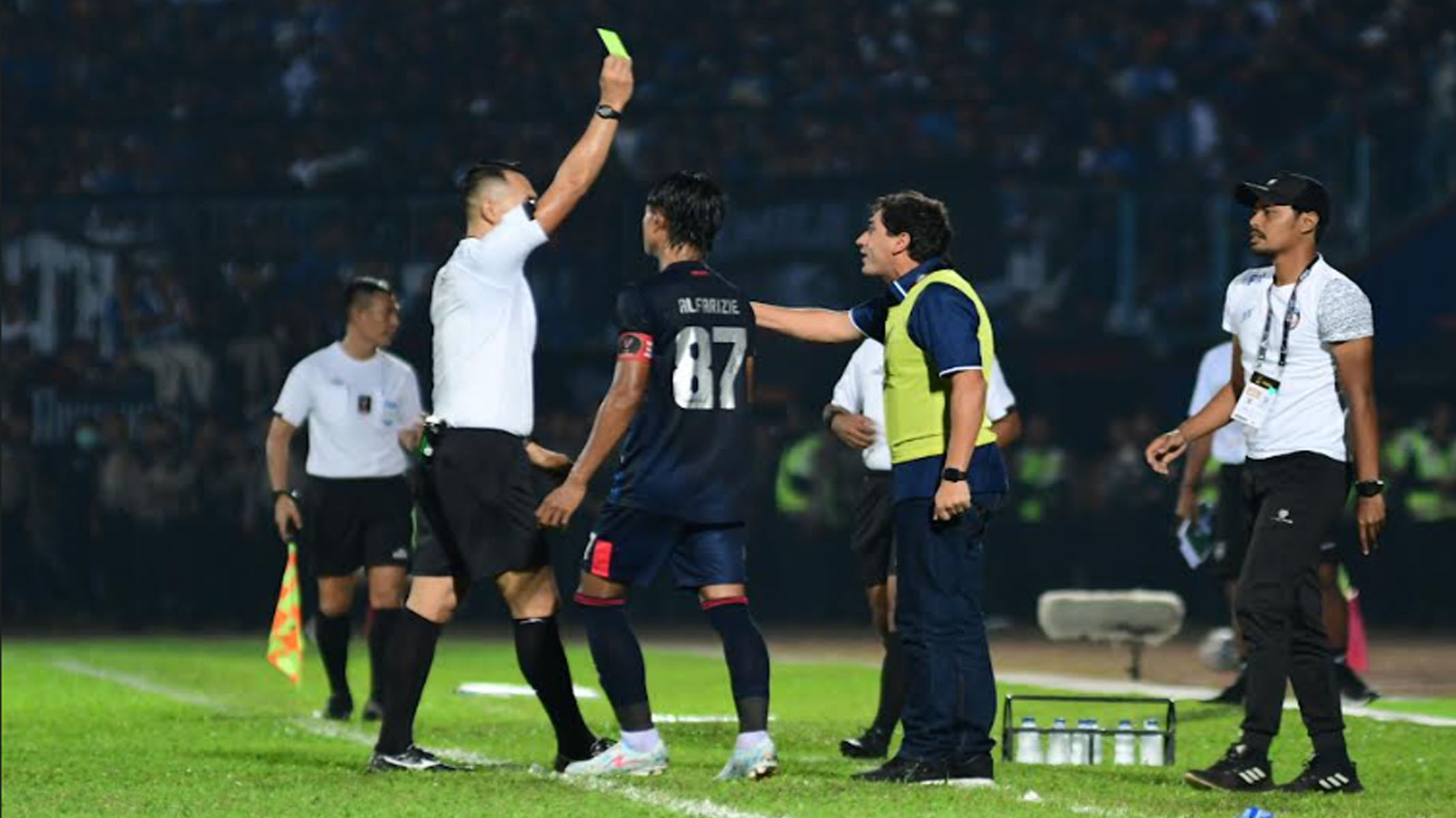 pelatih-arema-fc-eduardo-almeida-mendapat-kartu-kuning-2.jpg