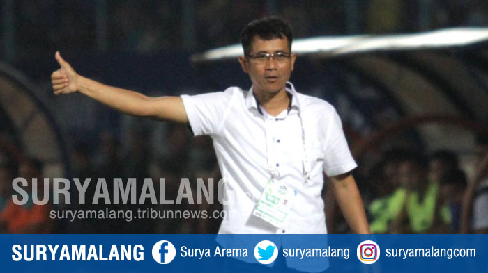pelatih-arema-fc-joko-susilo-di-stadion-kanjuruhan_20170812_222609.jpg