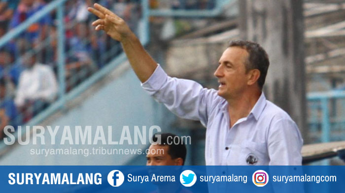 pelatih-arema-fc-milomir-seslija-memberi-instruksi-saat-menjamu-persita-tangerang.jpg