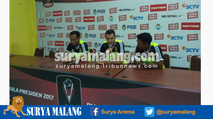 pelatih-bhayangkara-fc-simon-mcmenemy_20170211_190856.jpg